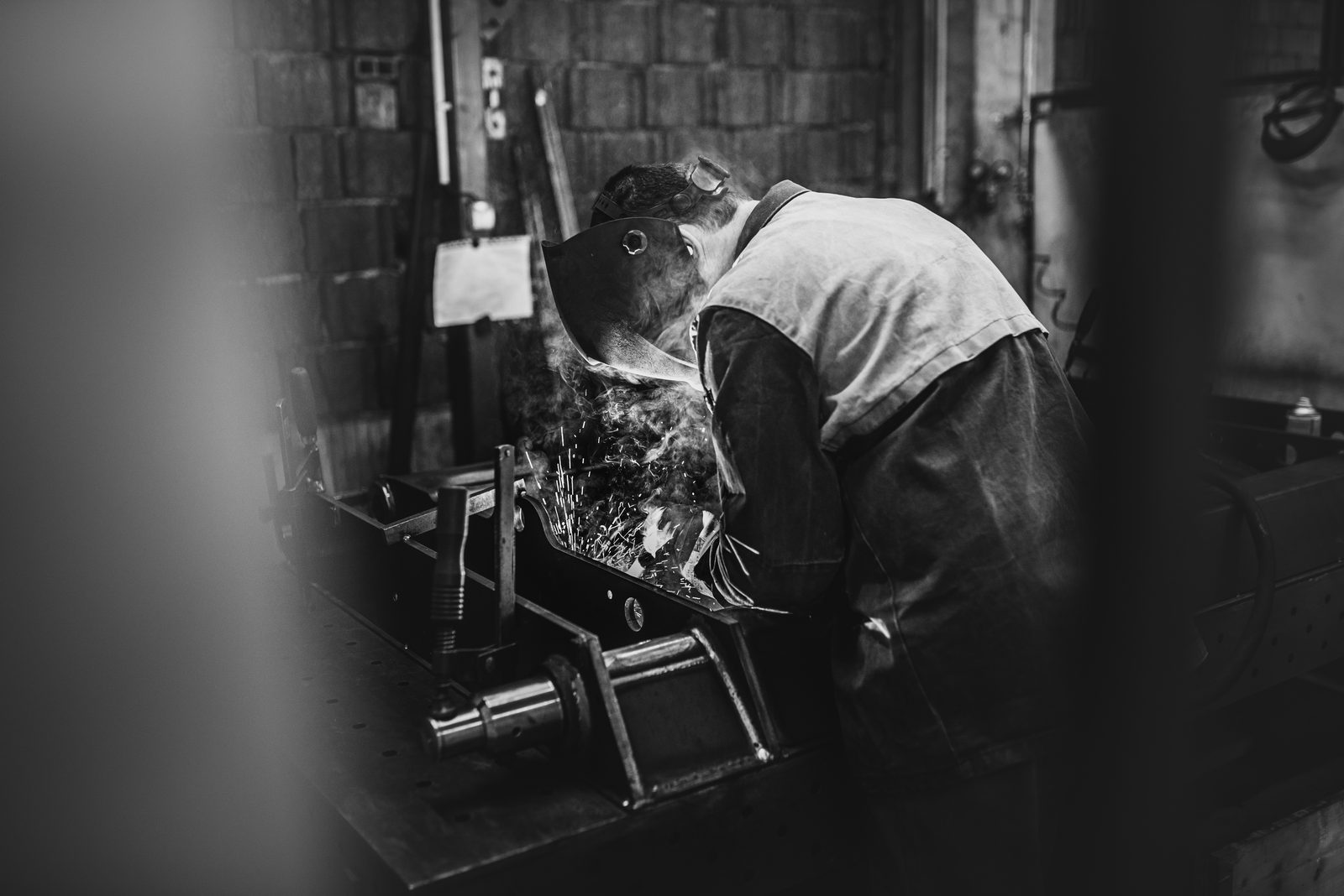 Ruční svařování — jiskry při obloukovém svařování